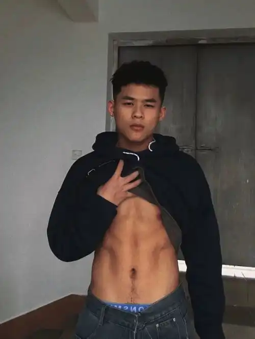 19岁福建寸头钻石男高秀腹肌,屏都都被舔烂了
