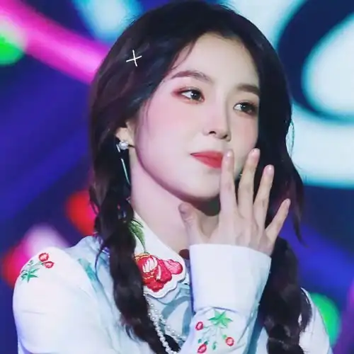 一组超有气质的ins风女生头像
