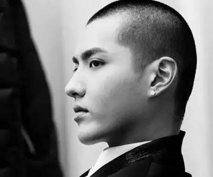 汪峰寸头新造型,摇滚大叔秒变精神小伙,男明星们留起寸头这么帅
