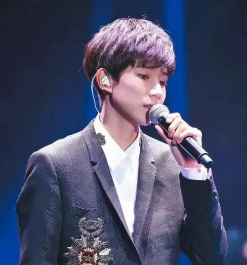 在一起了两人聚餐逛游乐园,杨超越还说喜欢王源这种可爱男生
