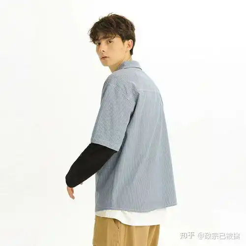男生夏天的时候白衬衫可以敞开来里面加一件衣服穿吗

