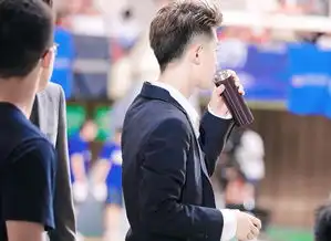 justin黄明昊又换新发型,黑色西装演绎少年派,17岁大男孩笑容甜
