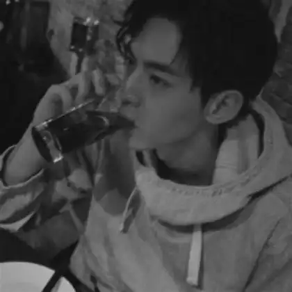 好看的男生头像黑白真人2020,一厢不情愿的样子
