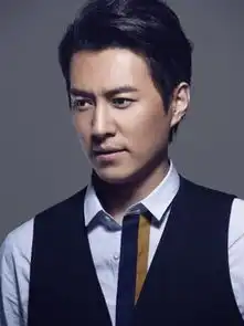 靳东晒儿子背影靳东老婆李佳二婚,和赵薇黄晓明是同班同学
