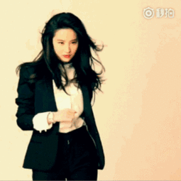 穿搭榜样刘亦菲,美了十几年她还是最初的样子
