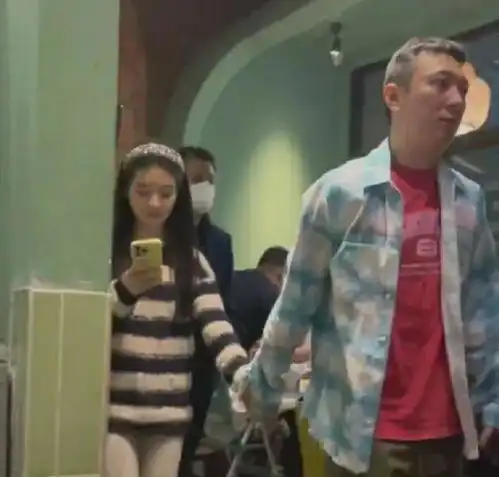 王思聪带新女友三亚酒吧跨年,靠王校长怀里,买超也有新的女伴
