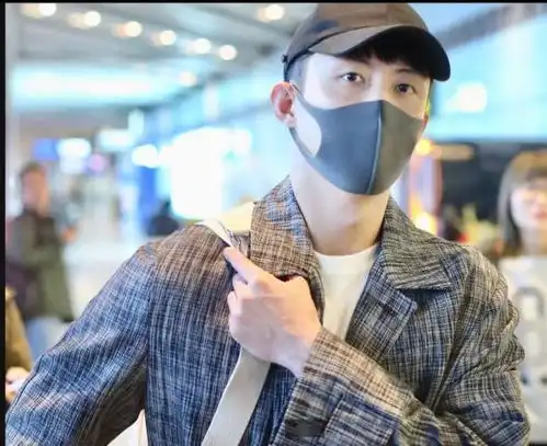 30亿票房男主黄景瑜穿着暗纹长款大衣戴着鸭舌帽现身机场帅气十足
