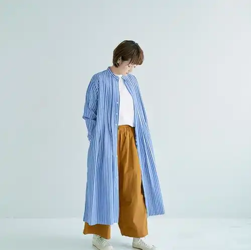 天气寒冷时,长袖衬衫裙开始发挥作用,舒适宽松休闲
