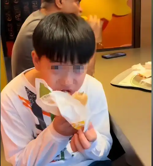 后备箱男孩后续被后妈辱骂,长期只能睡飘窗,还被亲爹爷奶威胁
