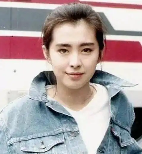 49岁俞飞鸿单身似少女,年近50不结婚的他们,只不过先嫁给了自己
