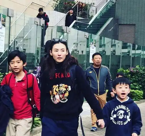 张柏芝爆出大儿子早恋,面对儿子咨询情感问题,高情商回答显亮点
