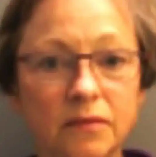 逍遥法外37年后被逮捕英国女教师曾多次性侵12岁少年
