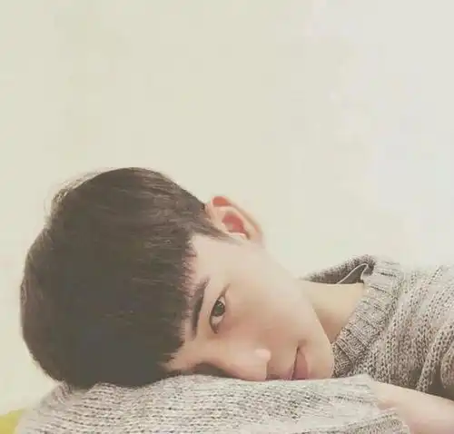 心里真正有你的男人,会有这3种潜意识的身体语言,装不出来
