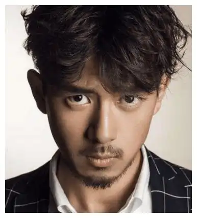 男明星留胡子堪比整容,王宝强帅到没边,肖战像换了一张脸
