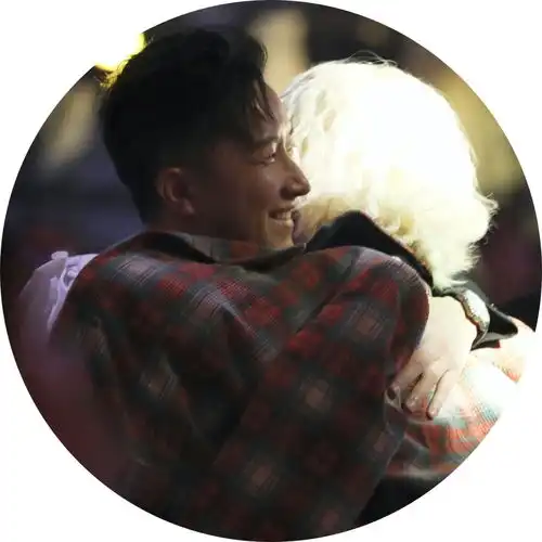 娜扎的美艳倪妮的妩媚,竟然都输给了这对男人的拥抱
