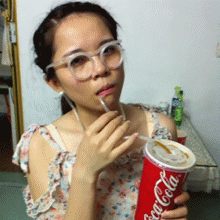 搞笑gif趣图女生在彩排舞蹈,男生们却在围观,这舞跳得真好
