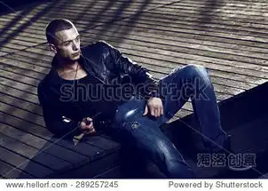 年轻漂亮的肌肉男模摆出户外黑色衬衫和皮夹克时尚的颜色人物,美容时装服饰站酷海洛创意正版图片,视频,音乐素材交易平台shutterstock中国独家合作伙伴
