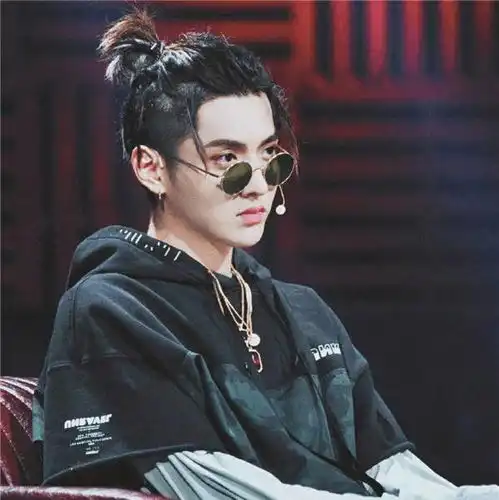 男星扎起小揪揪,赖冠霖奶萌,朱一龙贵气,看到白敬亭铁憨憨
