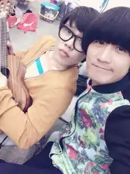 王嘉诚李琦亲密合影网友调侃真正的蘑菇兄弟
