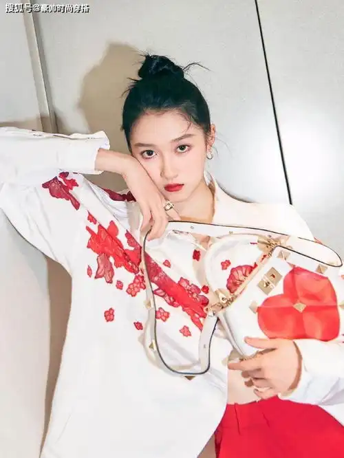 关晓彤凭穿搭美出圈,白衬衫例假裤高级又时髦,越看越喜欢
