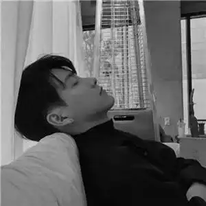 难以安眠的男生伤感头像走到散场可爱点
