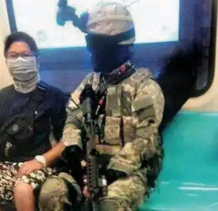 台湾男子全副武装持仿真突击步枪乘地铁被捕图
