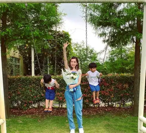 林志颖晒和母亲合照,林妈妈穿印花裙配短发,和一旁媳妇像姐妹
