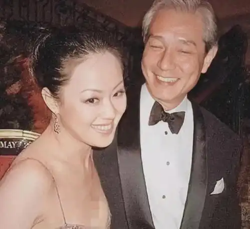 她榨干两个亿万富豪,同时交往5个异国男友,如今61岁怎样了
