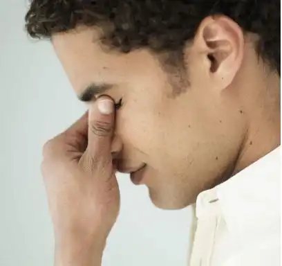 肢体语言的本色表露
