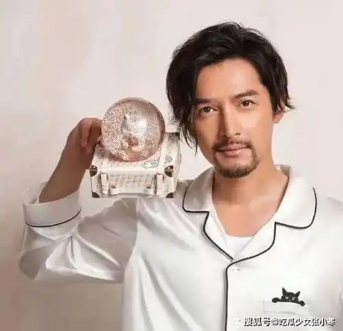 有种整容叫男星留胡子,王宝强帅到巅峰,易烊千玺变沉稳大叔
