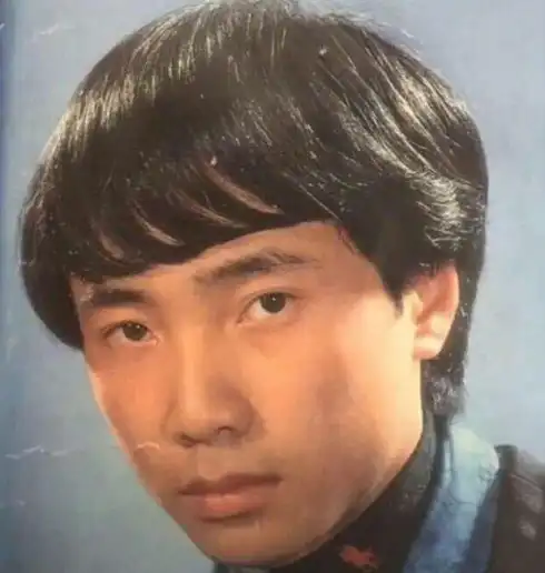 除了徐峥这些光头明星也曾是黑发浓密的美男子
