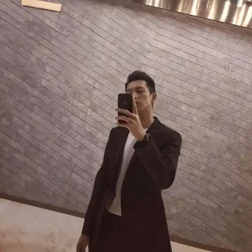 大背头的男星张若昀迷人,胡歌成熟,看到最后这谁顶得住
