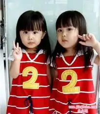 两个女孩儿手牵手的图片
