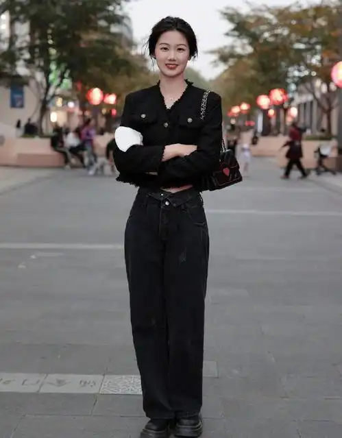 看了杭州女生街拍,才发现上衣不过腰裤拖地,显高又时髦