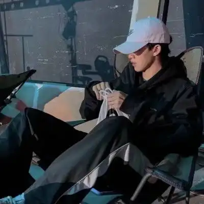 ins超酷微丧男生头像
