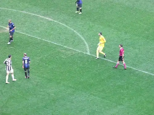 直击意国家德比国米球迷漫画讽尤文xx队
