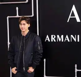 李易峰穿黑色飞行员夹克磨白牛仔裤,不仅在搭配上有想法还为男生搭配给出很多建议
