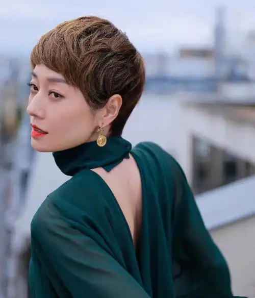 马伊琍有新男友只露背影太神秘,亲密视频曝光小动作充满爱意
