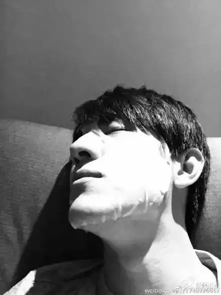 为何林更新自拍画风让九亿少女汗颜男生们朋友圈自拍能不能走点心
