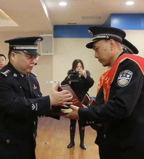 武功县公安局举行退休民警荣退暨新警入警仪式
