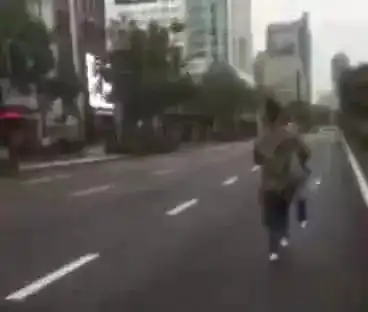 女子怀抱8个月婴儿,迎车流逆向狂奔原来是...