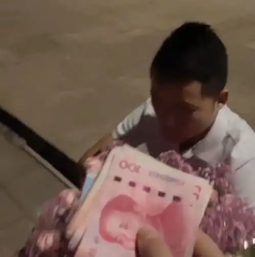 四川一男子奔现失败,手捧鲜花坐在路边,女友给了6000元补偿
