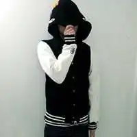 一小男孩头带帽子手拿着东西的头像
