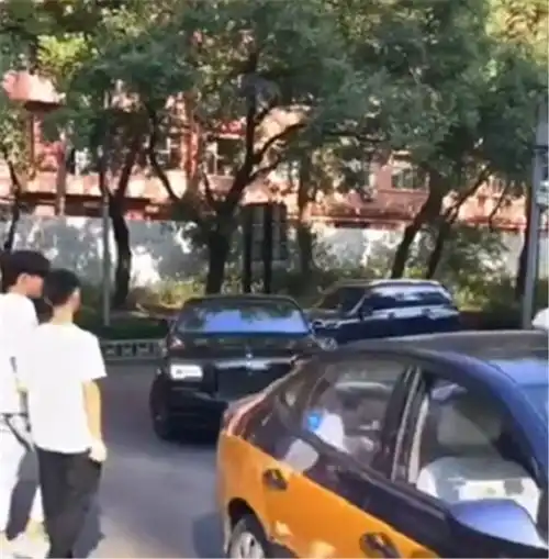 劳斯莱斯停车,路桩挡道,保安看到立马拿走,可见豪车待遇多高

