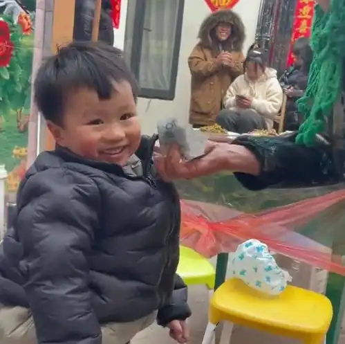 河南老人生日萌娃变身大总管,热情招待亲朋收到压岁钱反应真实
