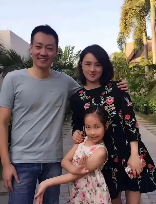 娱乐圈罕见三男人为朱媛媛换头像,烛光里藏着30年情谊
