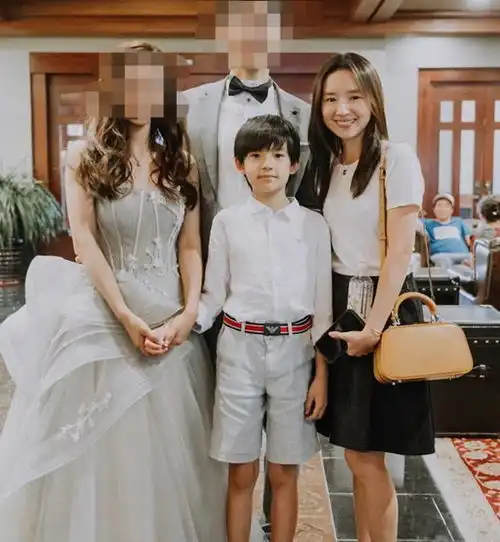 董洁带孩子出席婚礼,10岁顶顶变身花童,身穿白衣超有男团范
