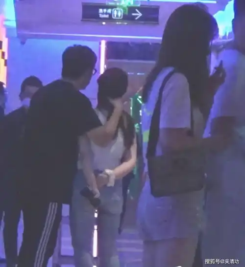 佟丽娅深夜聚餐,被神秘男牵手腕立马甩开,汪小菲和王岳伦学着点
