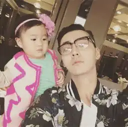 人贩子抱孩子陈伟霆逗比照片合集附男明星抱孩子完整版
