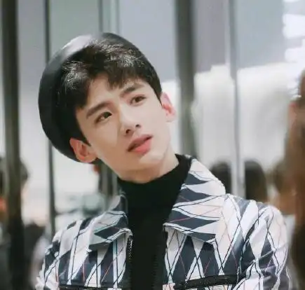 男星歪头杀绝了,杨洋可爱吴磊帅气,看到肖战糖分超标
